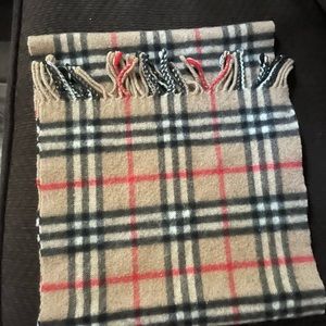 Burberry scarf. 100% Cashmere. Excellent condition